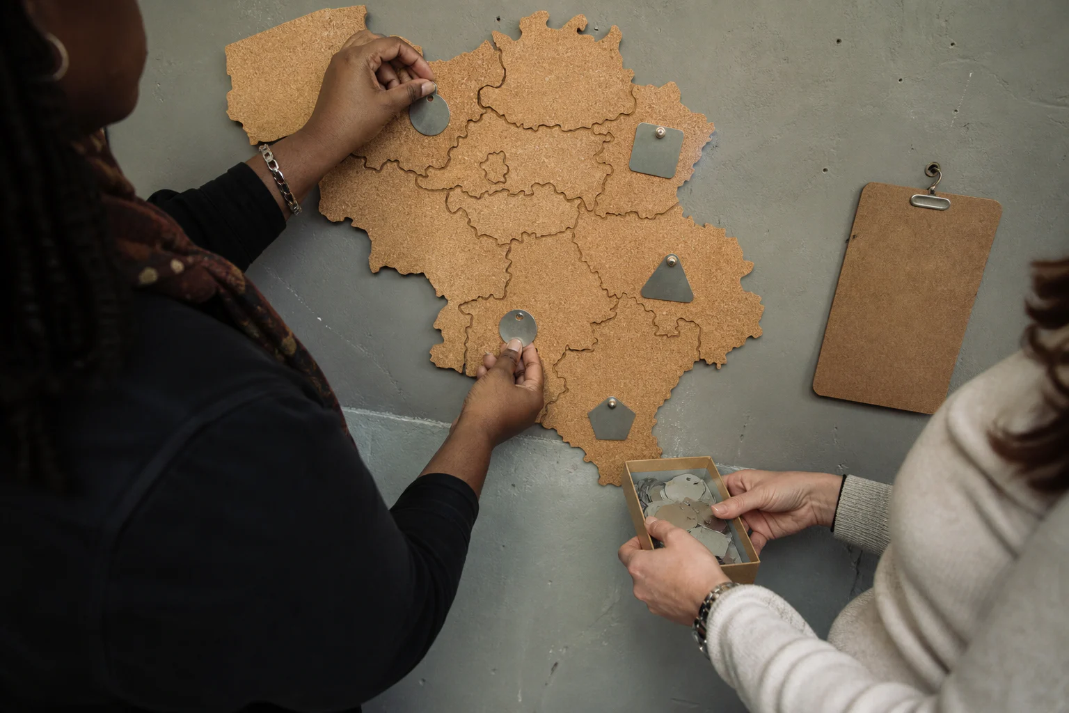 Black consultant and entrepreneur placing SEO, GEO and AI visibility markers on a map of Belgium