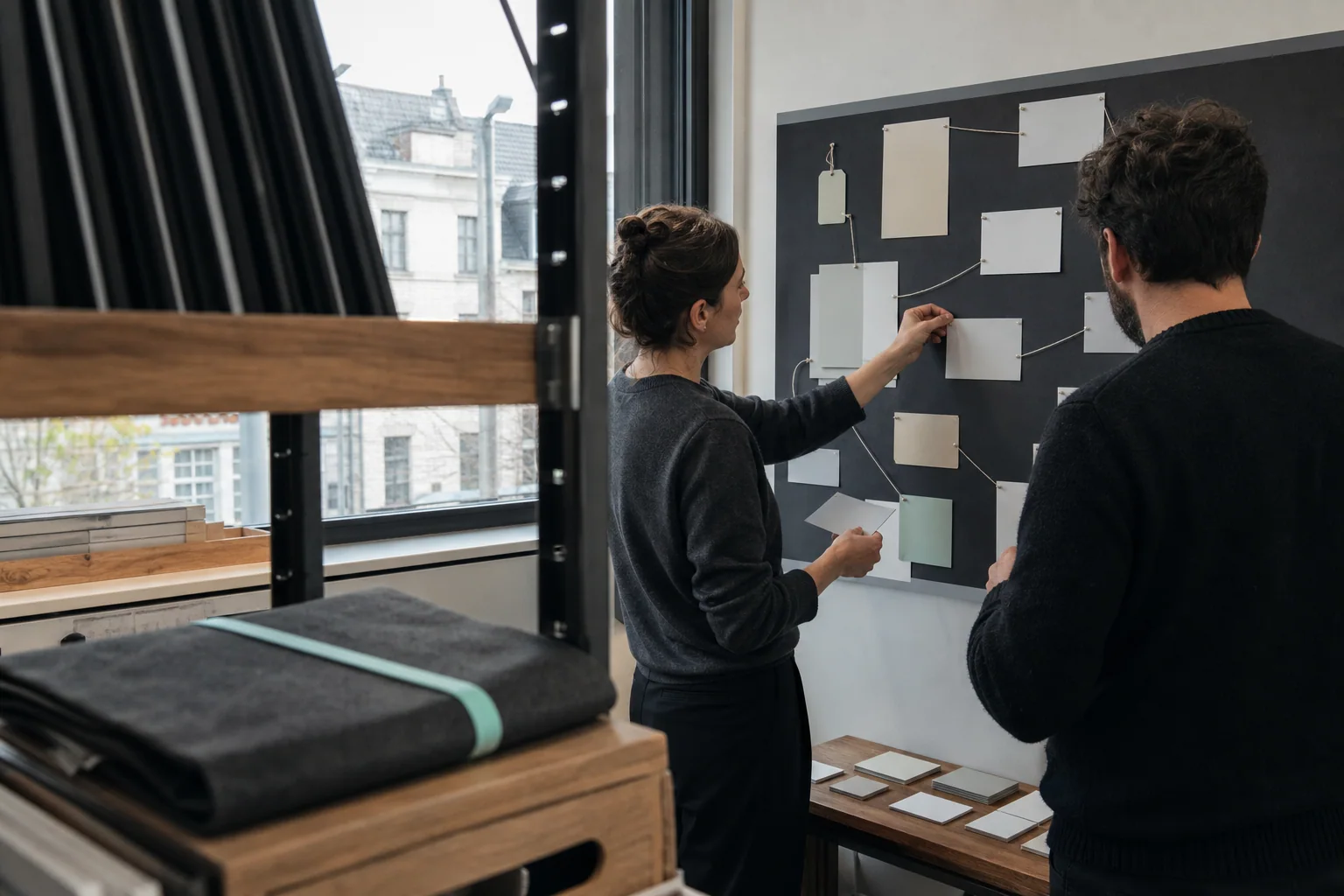 Des professionnels organisent les supports physiques de Visibilité IA et GEO pour une entreprise à Bruxelles