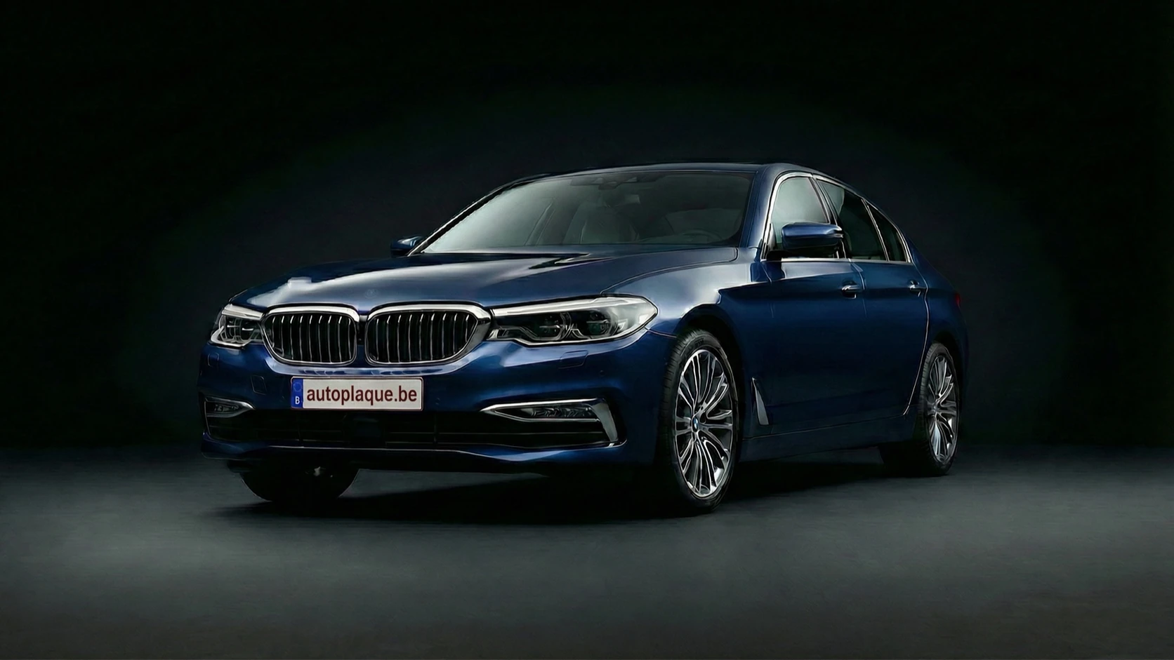 AutoPlaque: official photograph of a blue BMW saloon fitted with an autoplaque.be Belgian plexiglass plate.