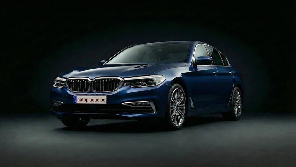 AutoPlaque : photo officielle d’une berline BMW bleue équipée d’une plaque belge en plexiglas autoplaque.be.