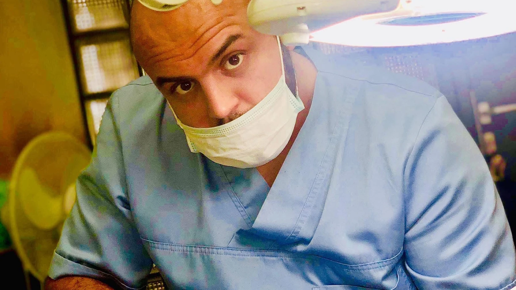 Azarkan Santé: official photograph of Yassine Azarkan in medical clothing during a foot treatment at his clinic.