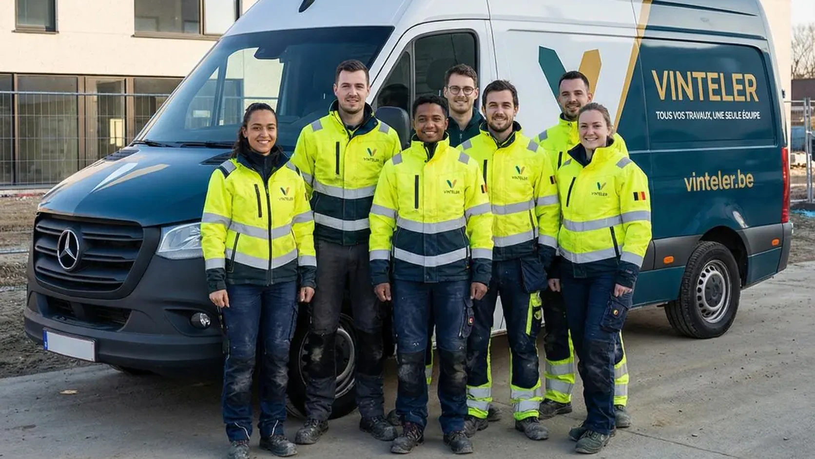 Vinteler: the official team gathered in site clothing in front of its service vehicle in Belgium.